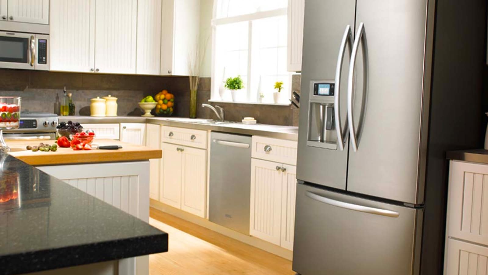 Холодильник сильно греется. Холодильник на кухне. Холодильник в интерьере. Кухня с двухкамерным холодильником. Бело серая кухня.